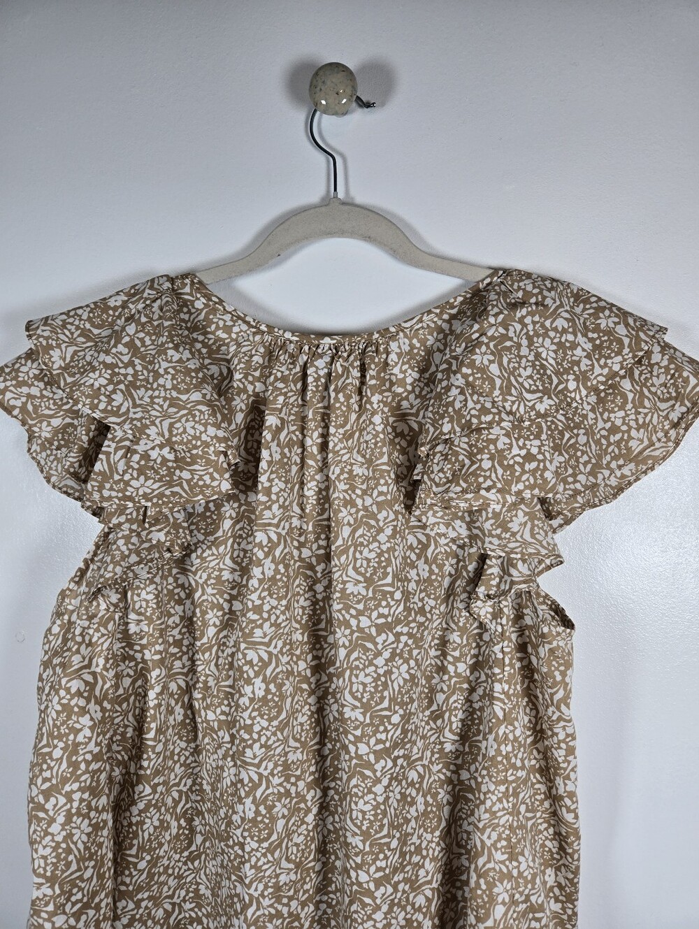 Universal Thread Tan White Ditsy Floral Flutter Sleeve Ruffle Top Size Medium - Picture 9 of 11